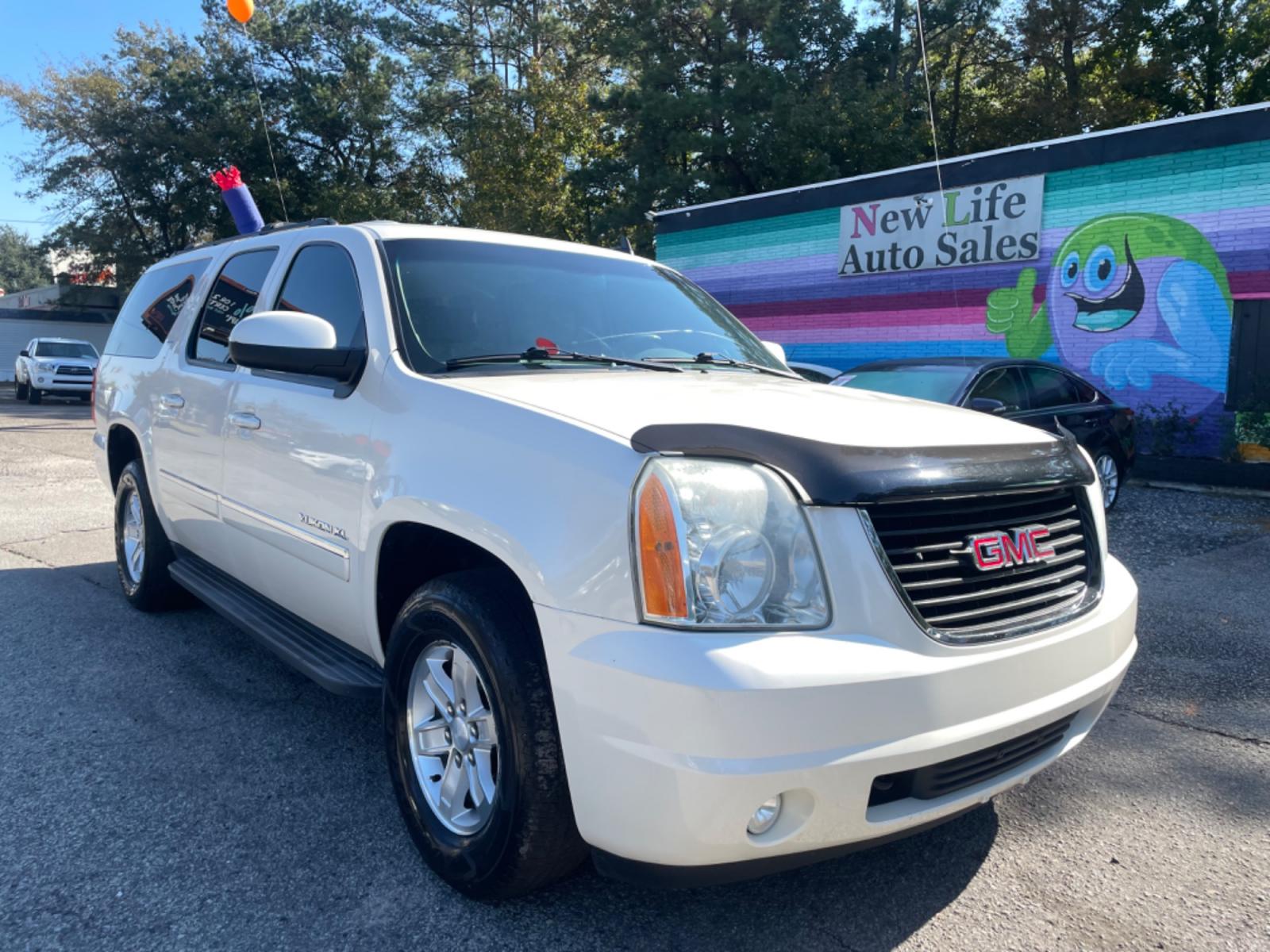2012 WHITE GMC YUKON XL 1500 SLT (1GKS1LE07CR) with an 5.3L engine, Automatic transmission, located at 5103 Dorchester Rd., Charleston, SC, 29418-5607, (843) 767-1122, 36.245171, -115.228050 - Photo #0